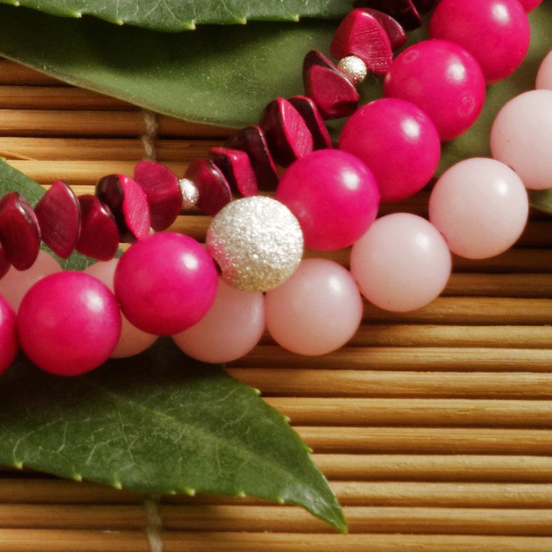 Halskette Buri, Nahaufnahme der Burisamen-Perlen und Metallelemente vorn