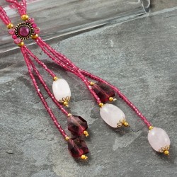 Longkette Karfunkel, Detailansicht der Anhänger mit Rosenquarz und Kristall