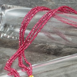 Longkette Karfunkel, Detailansicht der Kettenreihen mit facettierten Glasperlen