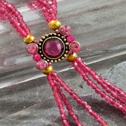 Longkette Karfunkel, Nahaufnahme vom verzierten Schmuckteil