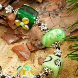 Armband Black Forest, Detailansicht  Lampenperlen und versilbertes Metall rechts