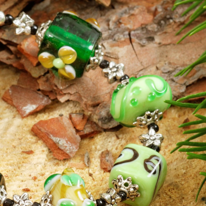 Armband Black Forest, Detailansicht  Lampenperlen und versilbertes Metall rechts