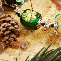 Armband Black Forest, Nahaufnahme Lampenperle und versilbertes Metall