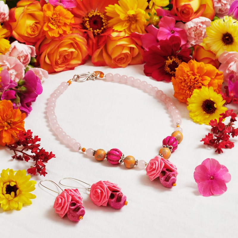 Schmuck-Set La Catrina aus Jade, Kunststoff, Howlith und Stoff, Gesamtansicht von Halskette und Ohrringen
