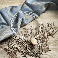 Halskette Korállion aus Bambuskoralle mit Anhänger aus versteinerter Koralle, Gesamtansicht