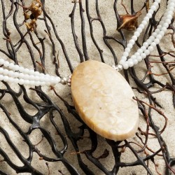 Halskette Korállion, Nahaufnahme des Kettenanhängers aus versteinerter Koralle