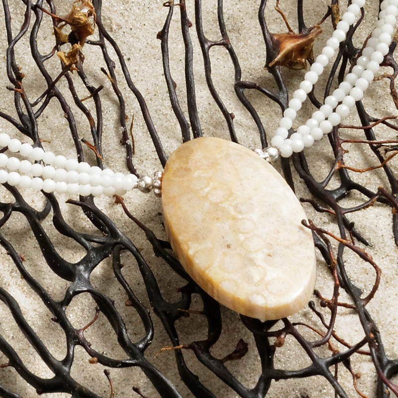 Halskette Korállion, Nahaufnahme des Kettenanhängers aus versteinerter Koralle