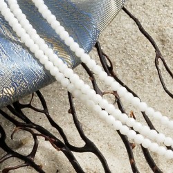 Halskette Korállion, Nahaufnahme der Bambuskoralle-Perlen links