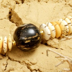 Halskette Samburu, Nahaufnahme der Kugel aus einem mit Kunststoff ummantelten tropischen Samen