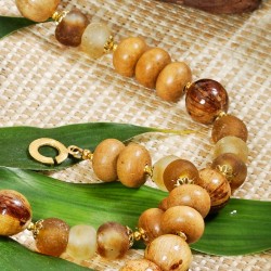 Schmuck-Set Kanuri aus Bananenblatt-Kugeln, "Naka-Wood"-Rondelle und Glaspuderperlen, Nahaufnahme von Kette und Armband