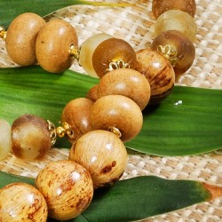 Schmuck-Set Kanuri, Nahaufnahme der Bananenblatt-Kugeln, "Naka-Wood"-Rondelle und Glaspuderperlen