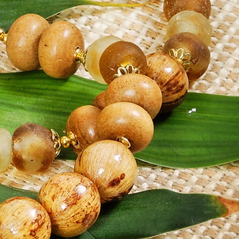 Schmuck-Set Kanuri, Nahaufnahme der Bananenblatt-Kugeln, "Naka-Wood"-Rondelle und Glaspuderperlen