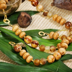 Schmuck-Set Kanuri aus Bananenblatt-Kugeln, "Naka-Wood"-Rondelle und Glaspuderperlen, Detailansicht vom Armband