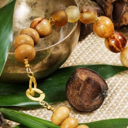 Schmuck-Set Kanuri aus Bananenblatt-Kugeln, "Naka-Wood"-Rondelle und Glaspuderperlen, Nahaufnahme vom Kettenverschluß