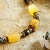 Halskette Schätze der Erde, Nahaufnahme vorn, Orangencalcit, Schneeflocken-Obsidian, Tigerauge, Onyx, Glas und Metall