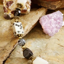 Halskette Schätze der Erde, Nahaufnahme links Orangencalcit, Schneeflocken-Oobsidian, Onyx, Dalmatinerjaspis, Glas und Metall