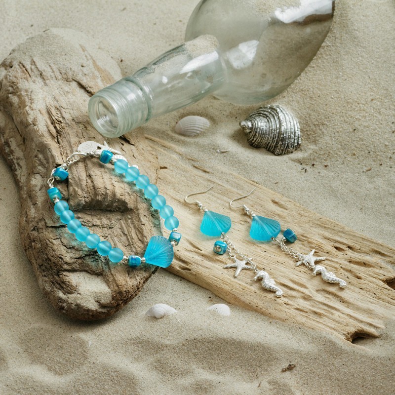 Schmuck-Set Meerglas, Armband und Ohrringe aus mattierten Glasperlen, Perlmutt und versilberten Metallelementen, Gesamtansicht