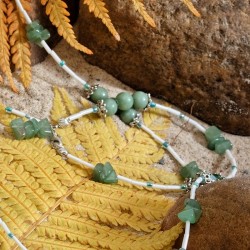 Schmuck-Set Turtle, Nahaufnahme vom Armband aus Aquamarin, afrikanischer Jade, Aventurin sowie Stiftperlen und Rocailles
