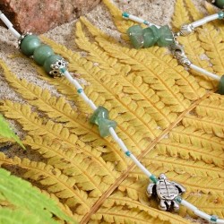 Schmuck-Set Turtle, Nahaufnahme der Halskette aus Aquamarin, afrikanischer Jade, Aventurin sowie Stiftperlen und Rocailles