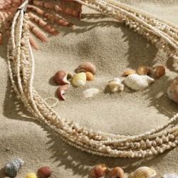 Halskette Shell Beach, aus winzigen Glas- und Muschelperlchen mit silberfarbenen Metallelementen, Detailansicht