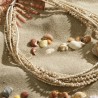 Halskette Shell Beach, aus winzigen Glas- und Muschelperlchen mit silberfarbenen Metallelementen, Detailansicht