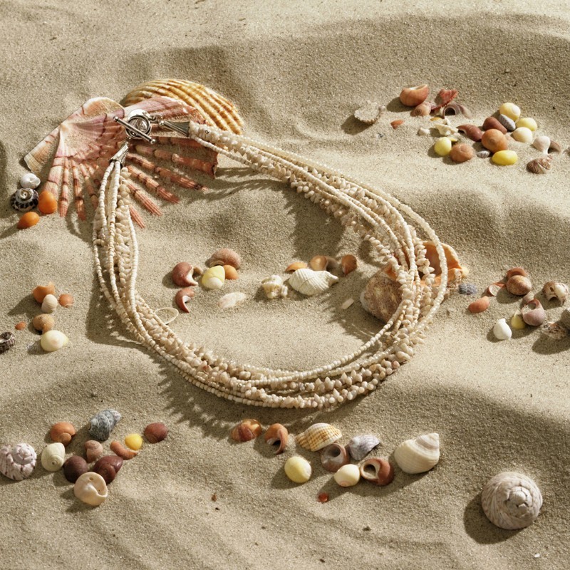 Halskette Shell Beach, aus winzigen Glas- und Muschelperlchen mit silberfarbenen Metallelementen, Gesamtansicht