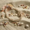 Halskette Shell Beach, aus winzigen Glas- und Muschelperlchen mit silberfarbenen Metallelementen, Gesamtansicht
