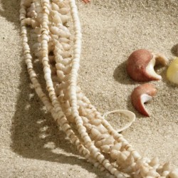 Halskette Shell Beach, Nahaufnahme der winzigen Glas- und Muschelperlchen links
