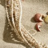 Halskette Shell Beach, Nahaufnahme der winzigen Glas- und Muschelperlchen links