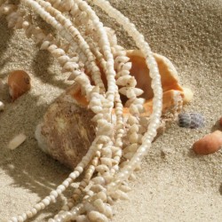 Halskette Shell Beach, Nahaufnahme der winzigen Glas- und Muschelperlchen vorn