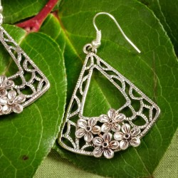 Ohrringe Blumenschaukel aus silberfarbenem Metall mit Blütenmotiv, Detailansicht vom rechten Ohrring