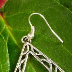 Ohrringe Blumenschaukel aus silberfarbenem Metall mit Blütenmotiv, Detailansicht des Ohrhakens rechts