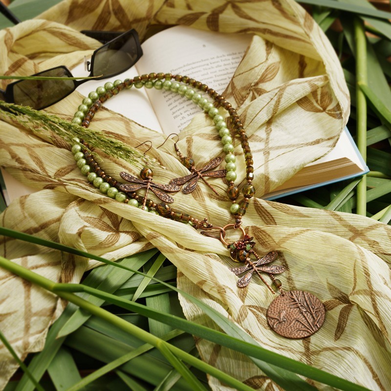 Schmuck-Set Libellentanz im Schilf aus Muschelkern- und Bleilristallperlen, mit kupferfarbenen Metallelementen, Gesamtansicht