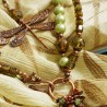 Schmuck-Set Libellentanz im Schilf aus Muschelkern- und Bleilristallperlen, mit kupferfarbenen Metallelementen, Kette vorn