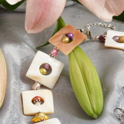 Schmuck-Set Manuae aus Perlmutt und Zuchtperlen, mit versilberten Metallelementen, Detailansicht hinten mit Kettenverschluß