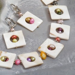Schmuck-Set Manuae aus Perlmutt und Zuchtperlen, mit versilberten Metallelementen, Detailansicht Ohrringe und Kette vorn
