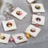 Schmuck-Set Manuae aus Perlmutt und Zuchtperlen, mit versilberten Metallelementen, Detailansicht Ohrringe und Kette vorn