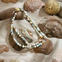 Schmuck-Set Niue aus Amazonit, Kristallperlen und vergoldeten Metallelementen, Gesamtansicht von Halskette und Ohrringen