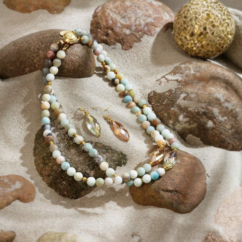 Schmuck-Set Niue aus Amazonit, Kristallperlen und vergoldeten Metallelementen, Gesamtansicht von Halskette und Ohrringen