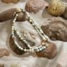Schmuck-Set Niue aus Amazonit, Kristallperlen und vergoldeten Metallelementen, Gesamtansicht von Halskette und Ohrringen