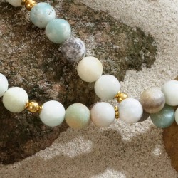 Schmuck-Set Niue aus Amazonit, Kristallperlen und vergoldeten Metallelementen, Detailansicht der Kette links