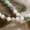 Schmuck-Set Niue aus Amazonit, Kristallperlen und vergoldeten Metallelementen, Detailansicht der Kette links