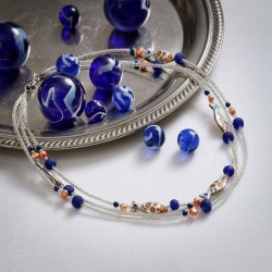 Halskette Fischli aus Rocailles-, Glas- und Zuchtperlen, mit Cloisonné-Fischen, Gesamtansicht