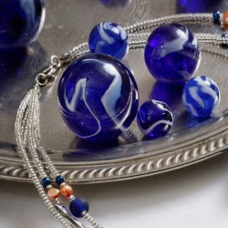 Halskette Fischli aus Rocailles-, Glas- und Zuchtperlen, mit Cloisonné-Fischen, Detailansicht vom Kettenverschluß