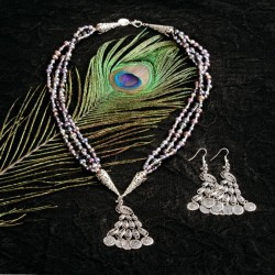 Schmuck-Set Pfauenprinzessin, Gesamtansicht Halskette und Ohrringe aus Zuchtperlen und versilbertem Metall