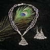 Schmuck-Set Pfauenprinzessin, Gesamtansicht Halskette und Ohrringe aus Zuchtperlen und versilbertem Metall
