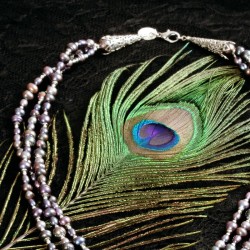 Schmuck-Set Pfauenprinzessin, Detailansicht vom Verschluß der Halskette aus Zuchtperlen und versilbertem Metall