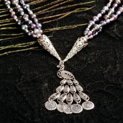 Schmuck-Set Pfauenprinzessin, Nahaufnahme vom Anhänger der Halskette aus Zuchtperlen und versilbertem Metall