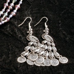 Schmuck-Set Pfauenprinzessin, Nahaufnahme Ohrringe aus versilbertem Metall