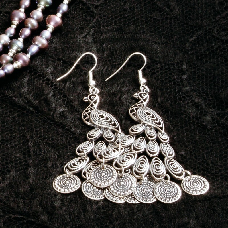 Schmuck-Set Pfauenprinzessin, Nahaufnahme Ohrringe aus versilbertem Metall